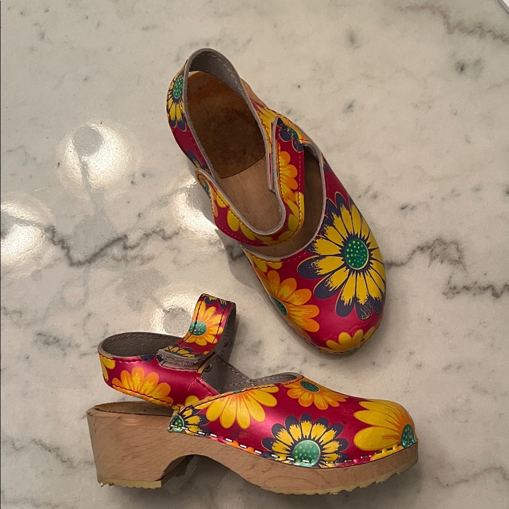Hanna Andersson Sunflower Kids' Clogs - Pink and Yellow